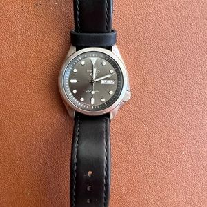 Seiko 5 automatic watch with dive style face on a Barton band.